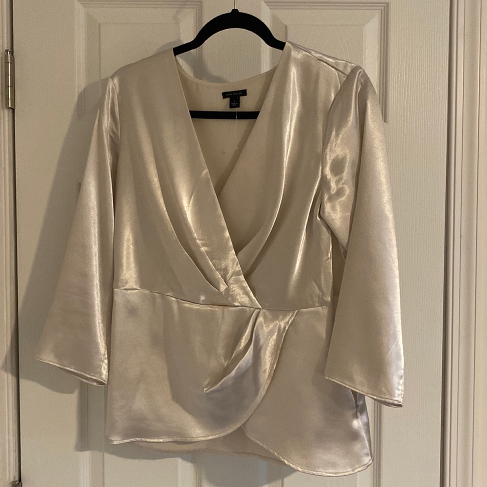 Ivory/Silver Ann Taylor Side Zip Top Bracelet Sleeves- Size Small (Never Worn)